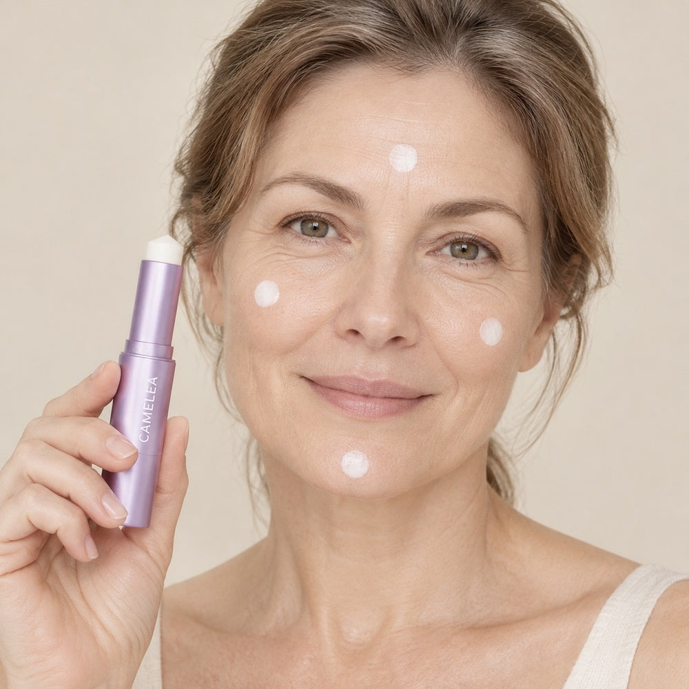 Une femme dépose trois points de stick sur le visage