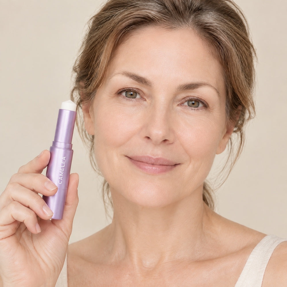 Une femme tient le stick Caméléa, peau lisse et souple